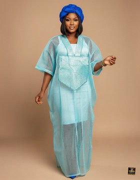 Boubou en organza turquoise à motifs prismatiques