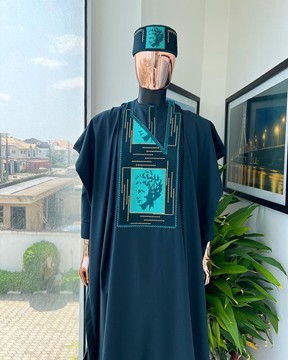 Un vert Sacramento, mama Charlie sur des détails de broderie dorés, un caftan à manches longues, un chapeau et un sokoto