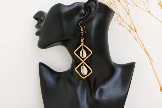 Boucles d’oreilles en coquille de cauri africaine, boucles d’oreilles Cowrie, boucles d’oreilles en coquillage de mer, boucles d’oreilles en laiton, cadeau de Noël