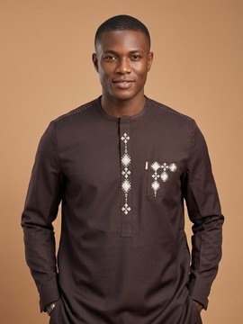 Tenue de sénateur brodée à motifs géométriques marron foncé et argentés – Ensemble 2 pièces pour homme avec tunique à manches longues et pantalon