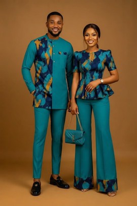 Ensemble assorti pour couple aux coups de pinceau éclatants turquoise et bleus (ensemble sénateur deux pièces et blouse péplum avec pantalon)