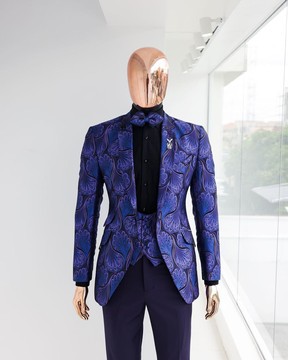 Un motif de pétales violet, noir et bleu slash, costume à revers cranté