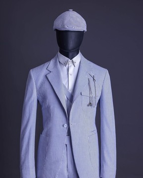 Un costume, une chemise, des boutons de perles de corne et une cravate en seersucker monochrome (rayure de chemin de fer)