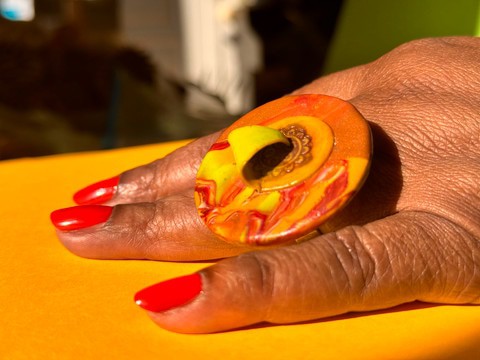 ROAR19-08 : bague ronde orangée avec artwork