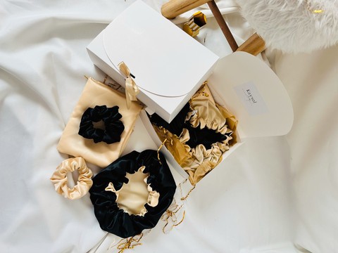 Gift box with satin bonnet - pillowcase and scrunchie - beige