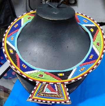 Collier coloré vibrant traditionnel Masaï, collier africain, collier de perles