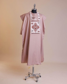 Un agbada mauve, brodé à la machine, un buba à manches 3/4 avec un bouton Swarovski noir et un sokoto