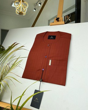 A rayure noire et orange brûlé Caftan sur mesure pour homme