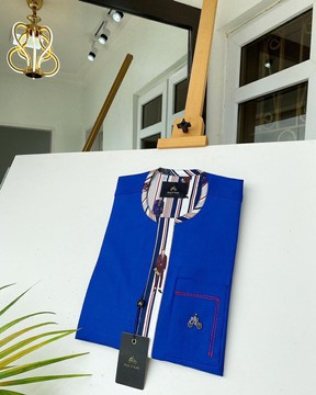 Un caftan bleu royal avec des détails de doublure en soie walk to grade.
