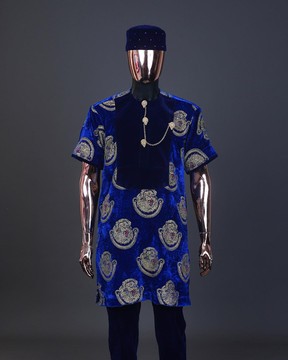 Un Isiagu bleu amiral et or, mélangé avec du velours imbibé assorti, un Kaftan natif à manches courtes et un pantalon