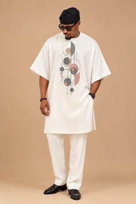 Ensemble kaftan africain blanc ivoire pour homme avec broderie géométrique abstraite et pantalon assorti