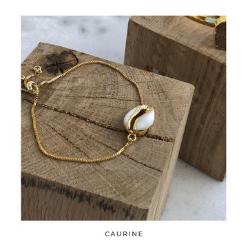 Caurine - Gold plated bracelet with cowrie shells