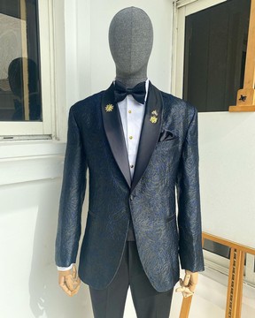 Un costume blazer à revers châle en jacquard bleu nuit et noir métallisé à motif de balai