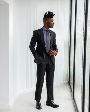 Un costume et un pantalon en tricot noir anthracite à revers en pointe.