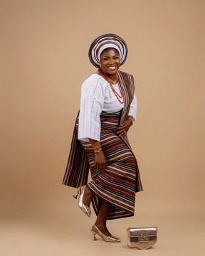 Ensemble traditionnel iro et buba en aso-oke tissé à la main, à rayures multicolores, quatre pièces Ser