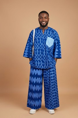 Ensemble Adire deux pièces : caftan et pantalon large pour les réunions décontractées, les célébrations culturelles, etc.