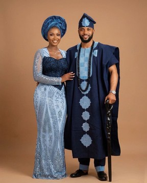 Tenues africaines assorties pour couple, bleu océan royal – Robe corset en dentelle et agbada brodé