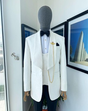 Un costume jacquard fleuri à revers châle blanc ivoire