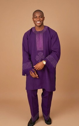 Ensemble traditionnel africain pour homme violet royal orné, avec poignets à franges, deux pièces