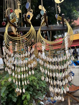 10 colliers artisanaux en laiton et coquillages cauris, collier africain imposant, collier de perles