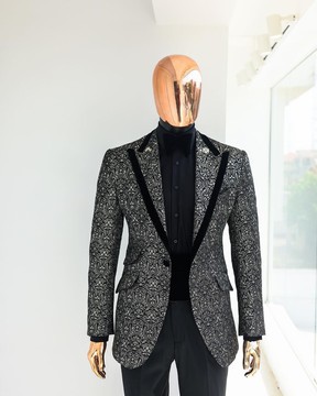 Un costume de smoking en jacquard à motif noir et argent rouille, revers en pointe
