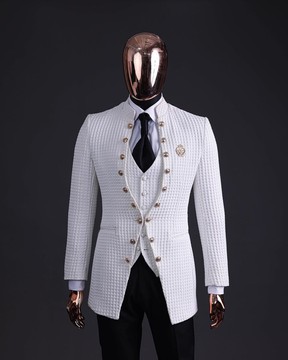 Le costume superposé en jacquard plongeant blanc ivoire « Monaco », à un seul bouton sur le devant.