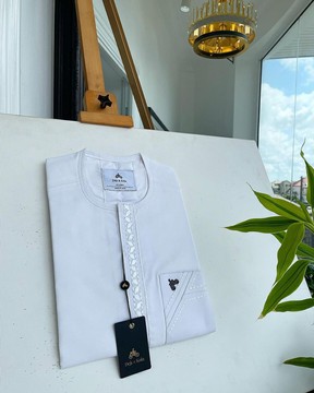 Un rabat avant blanc, des détails de broderie impossible sur la voie caftan