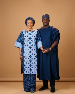 Ensemble assorti regal indigo en agbada et boubou africains pour couples