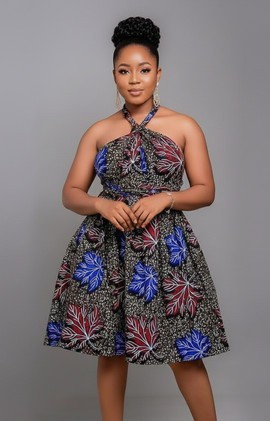 Élégante robe à col licou avec motif floral Ankara noir