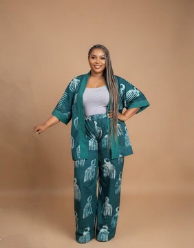 Ensemble deux pièces kimono et pantalon à jambes larges, imprimé abstrait vert forêt et blanc