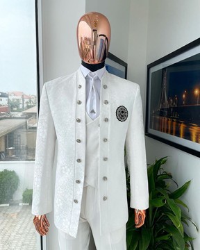 Un costume jacquard blanc ivoire à motifs dispersés « stratosphère »