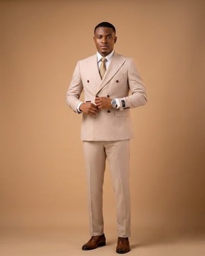 Ensemble tailleur beige croisé et structuré – Costume homme 2 pièces avec blazer à revers en pointe et pantalon fuselé