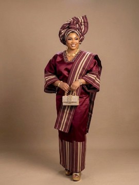 Ensemble en soie bordeaux et aso-oke rayé avec gele pré-noué et iborun assortis