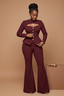 Ensemble bordeaux composé d’un haut péplum ajouré et d’un pantalon évasé