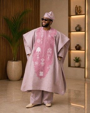 Ensemble Agbada Aso Oke lavande pour homme – Robe à motif de masque tribal brodé avec bonnet assorti
