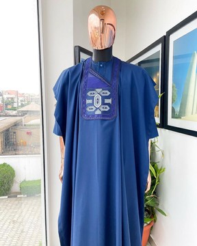 Un agbada bleu saphir, détails de broderie de motifs brisés, caftan détails de boutons Swarovski