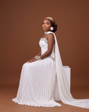 Robe corsetée plissée ornée, sans chutes de tissu, avec une cape-écharpe traînante