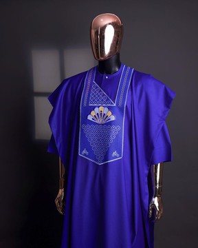 Un bleu, des zéros pointus dispersés avec une broderie keke Elemu Agbada