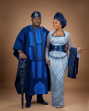 Ensemble majestueux pour couple en bleu royal et bleu glacier – Agbada brodé et robe bustier à sequins avec Gele
