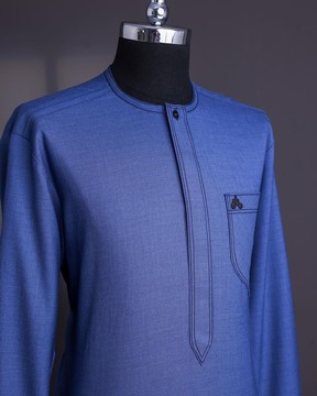 Un caftan de sénateur africain traditionnel bleu ciel, à angle profilé et à manches longues.