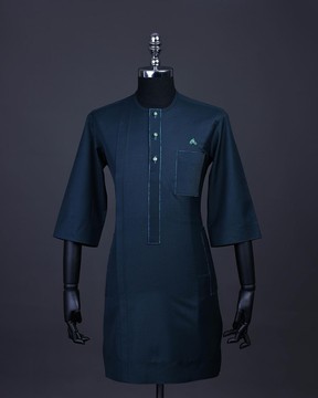 Un vert Sacramento, Rabat avant avec boutons Swarovski verts, Kaftan natif.