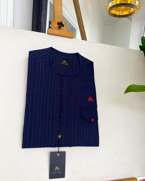 Un caftan à rayures crayon bleu nuit et rouge tomate