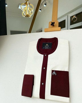 Un caftan blanc ivoire avec rabat en mélange bordeaux