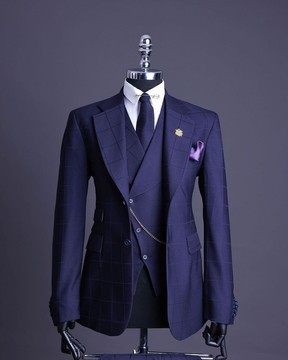 Un costume bleu marine, à carreaux, monochrome noblesse super « 140s » « Board Room » à revers cranté.