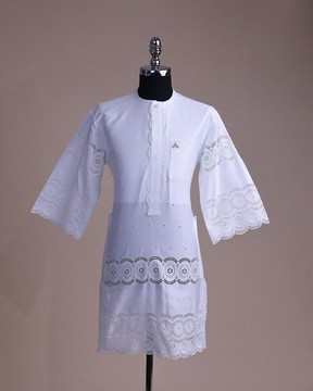 Un blanc éclatant, dentelle à motifs suisses, rabat sur le devant, manches 3/4 Africain sénateur caftan natif.
