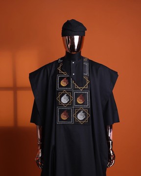 Un noir anthracite, "Falling Asteroids in block" avec broderie détails Swarovski Agbada