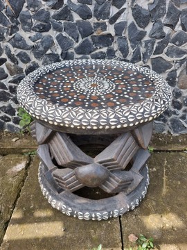 Tabouret Bamiléké Africain en Cauris et Pièces