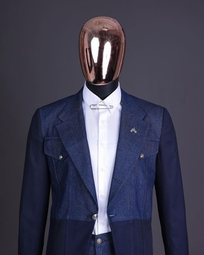 Une veste et un pantalon bleu marine en denim et jacquard à revers crantés.
