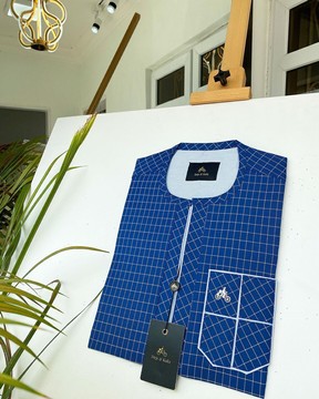 Un caftan sur mesure à carreaux bleu et ivoire !