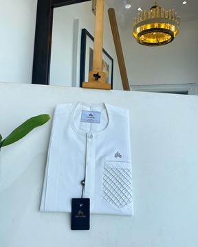 Un blanc ivoire, des boutons Swarovski argentés clairs, un caftan